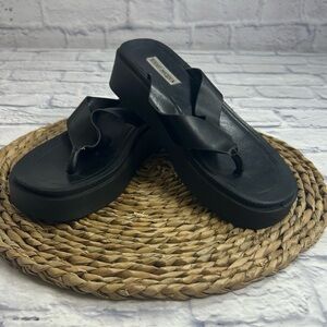 Steve Madden Black Leather Platform Sandals/Flip Flops.